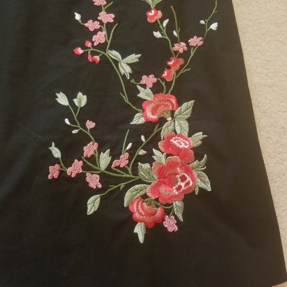 Rw&co Black A Line Dress with embroidered flowers - Picture 3 of 6